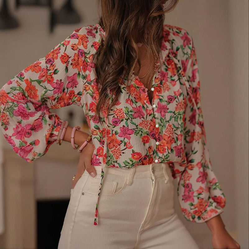 Blusa bohemia floral con cuello en V y cordón ajustable