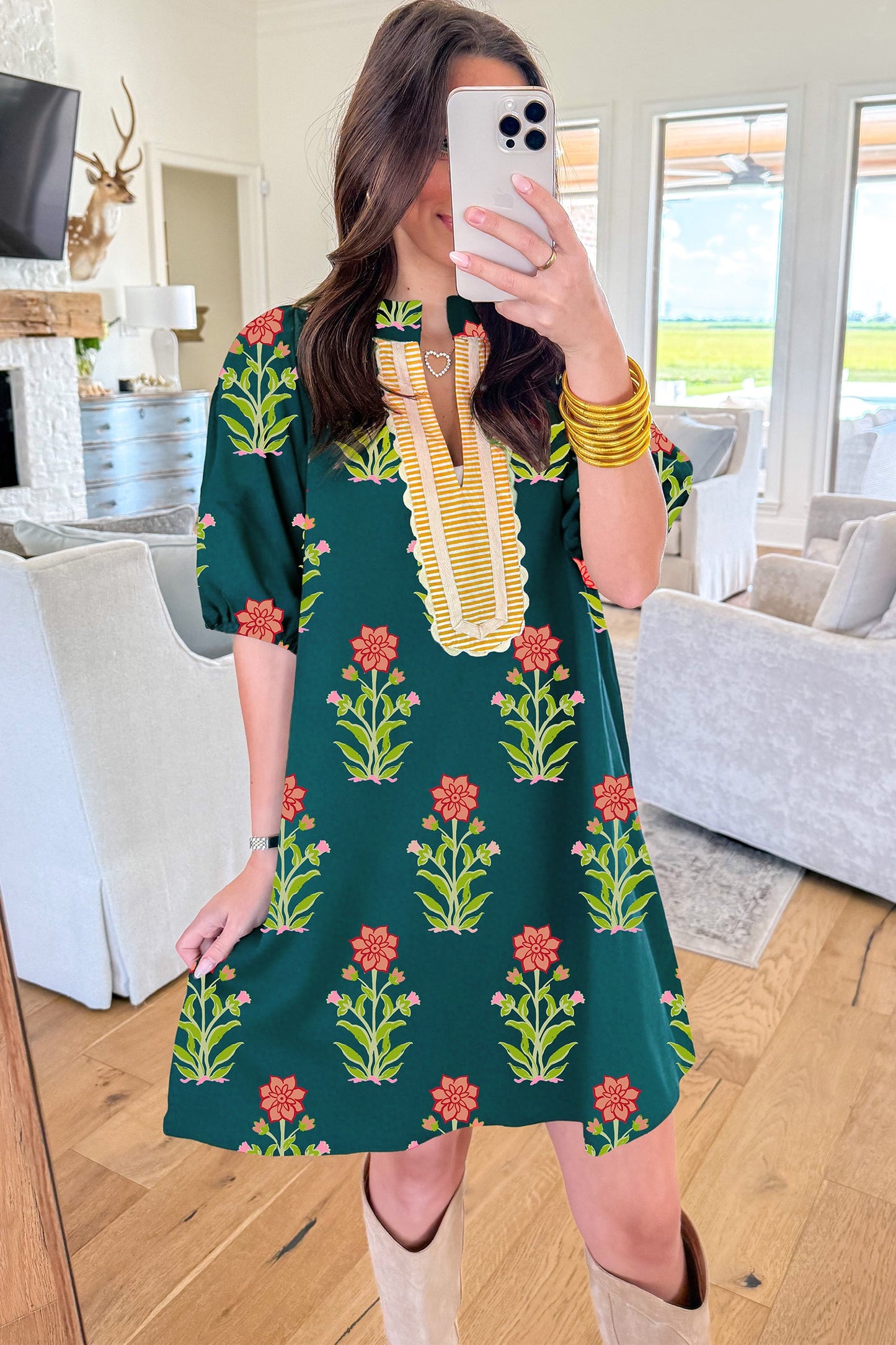 Vestido de manga corta con estampado floral verde, ribete a contraste y retazos a rayas