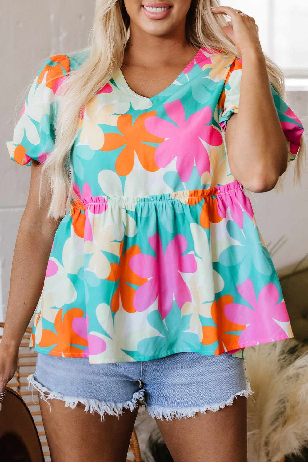 Blusa peplum con estampado floral rosa, cuello en V y mangas abullonadas