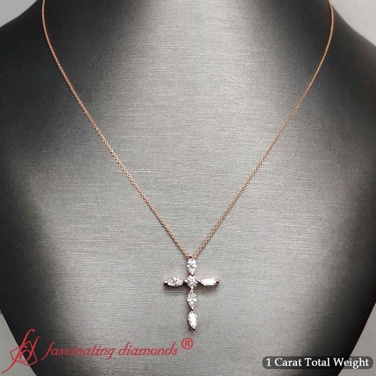 Colgante de cruz con diamante talla marquesa de 1 qt.