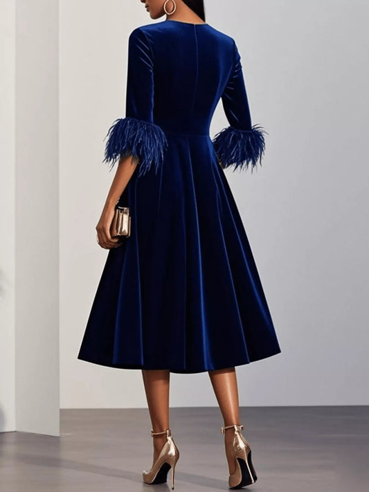 Vestido Midi de Terciopelo con Puños de Plumas