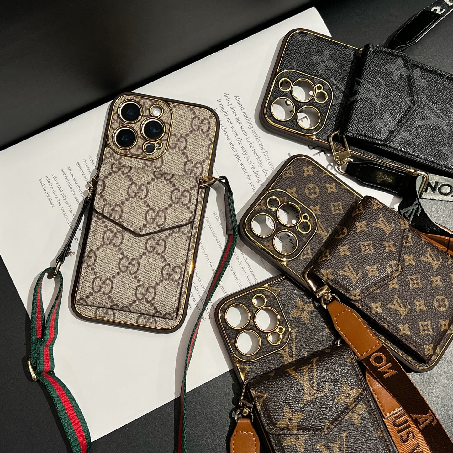 Elegante Funda Multifuncional para iPhone con Estampado LV - con Correa de Cadena, Soporte y Ranuras para Tarjetas