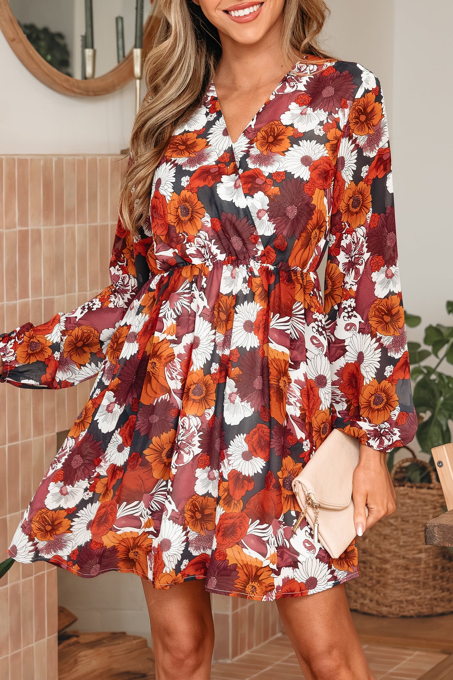 Minivestido fluido rojo con estampado floral, escote cruzado en V y mangas abullonadas
