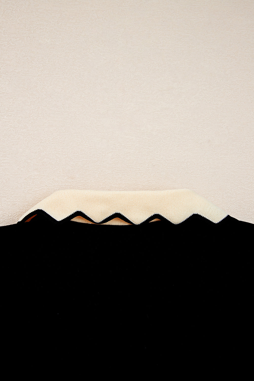 Top de manga larga con cuello, bloques de color y ribete festoneado negro