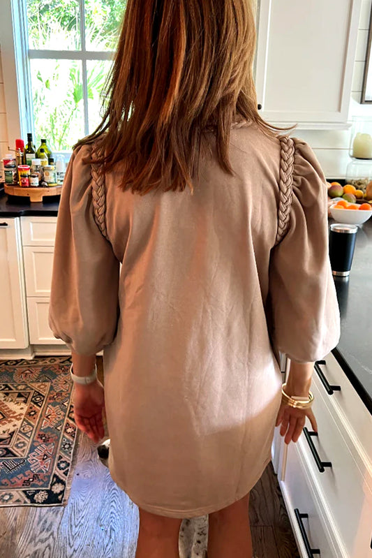 Vestido trenzado retorcido adornado con mangas abullonadas en color beige francés claro