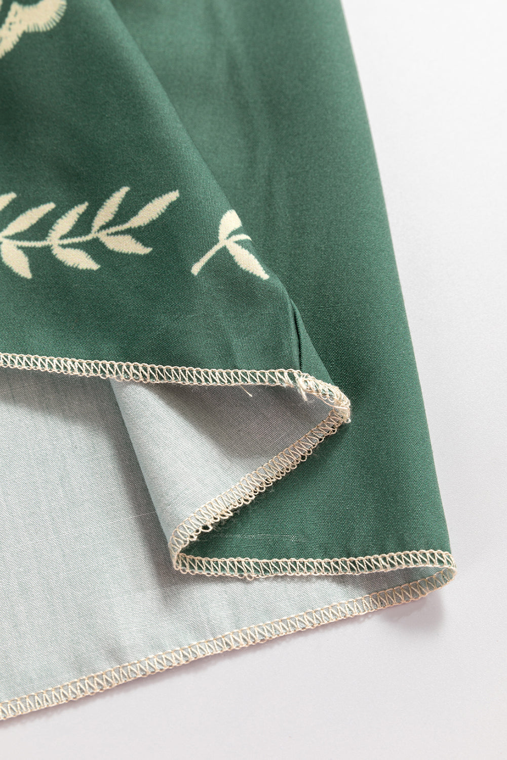 Vestido holgado verde niebla con estampado floral bohemio, cuello con lazo y mangas abullonadas