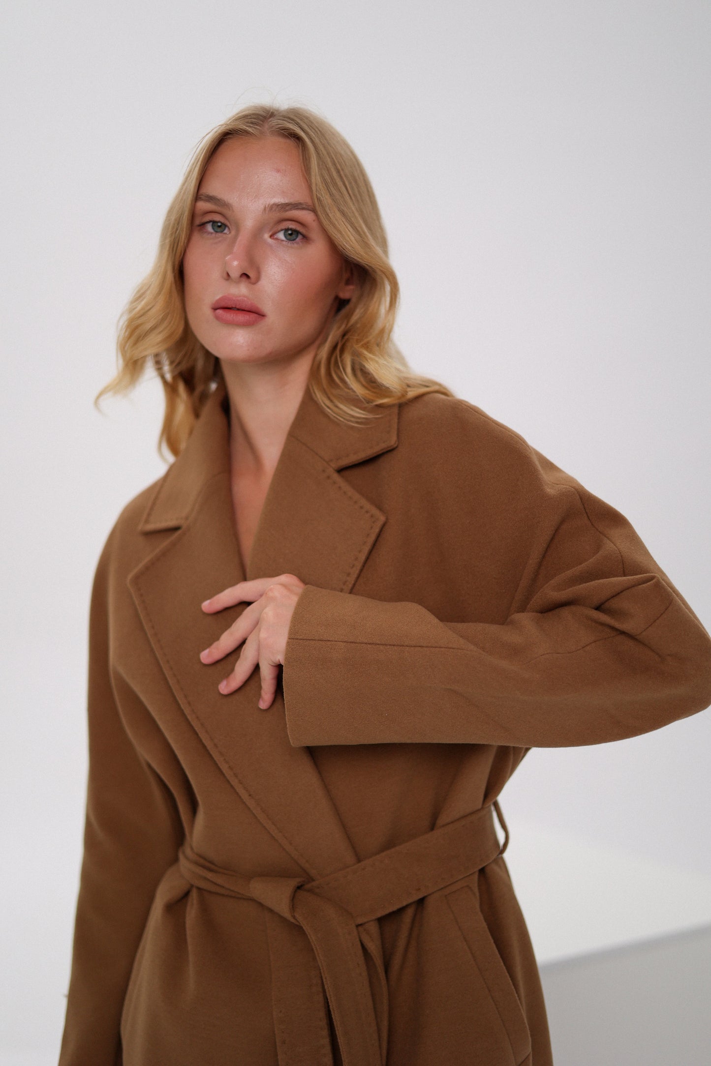 Abrigo Cambridge Comfort cruzado de lana y cachemira en color camel oscuro