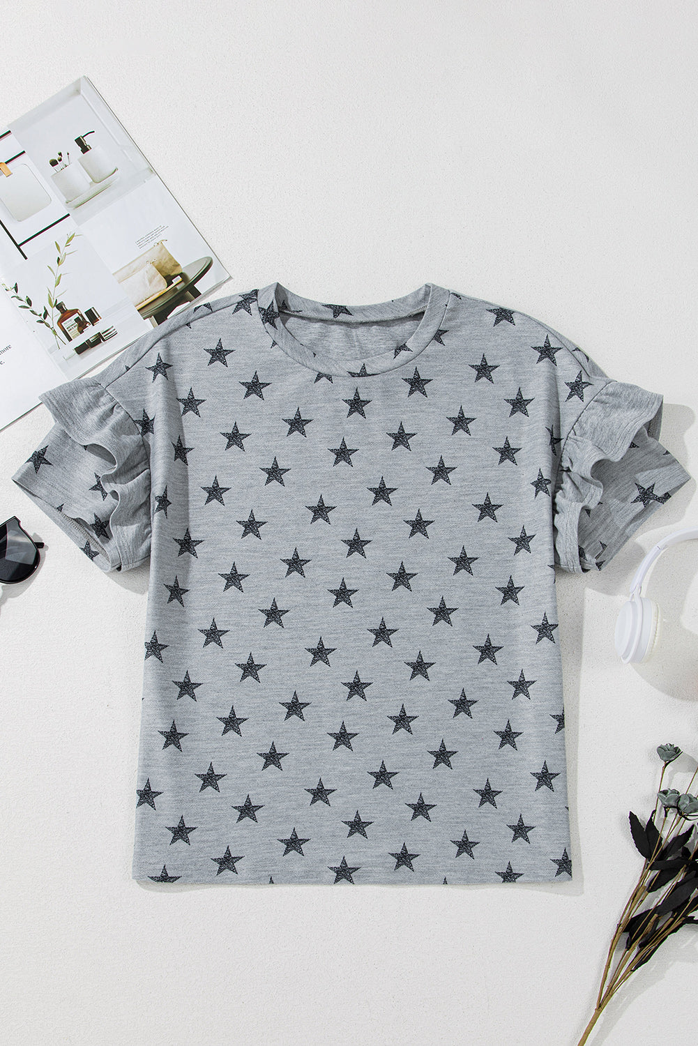 Camiseta con estampado de estrellas grises, volantes escalonados en las mangas y cuello redondo