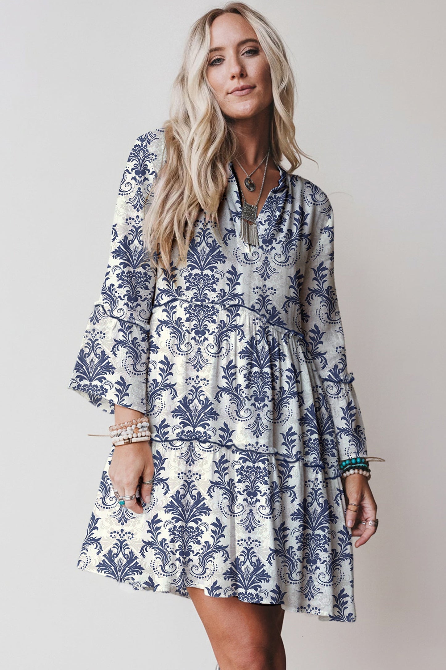 Minivestido azul cielo con estampado floral bohemio, ribete de lechuga y manga 3/4