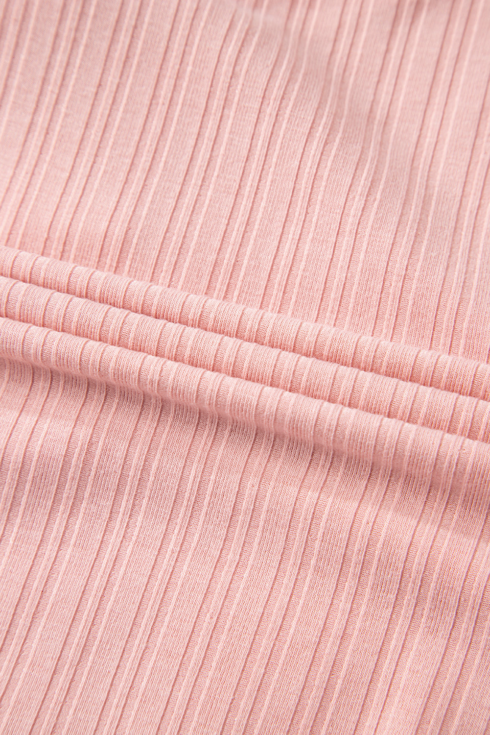 Conjunto de top sin mangas acanalado con botones y cuello en V color rosa gossamer y pantalón corto