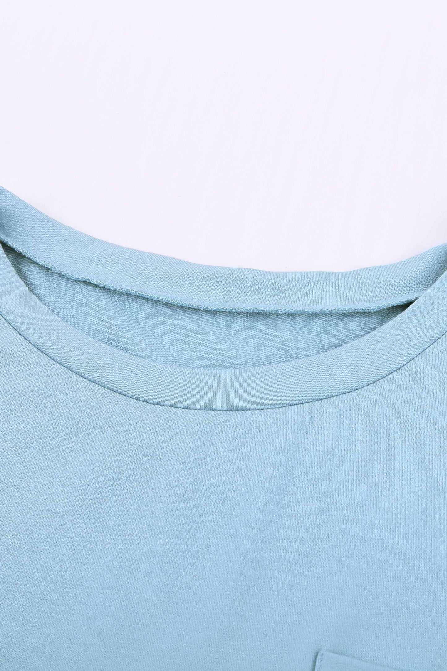 Camiseta básica de manga corta azul claro liso con bolsillo de parche