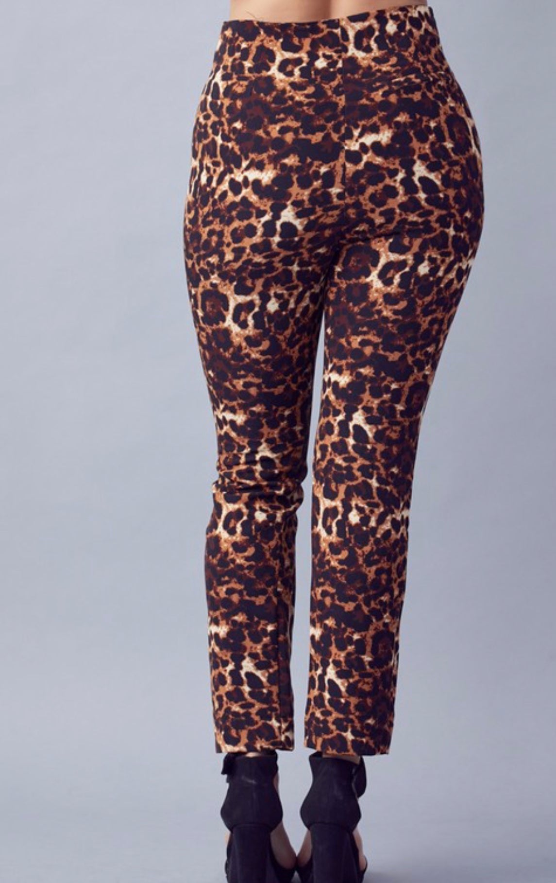 Pantalones de animal print con botones dorados