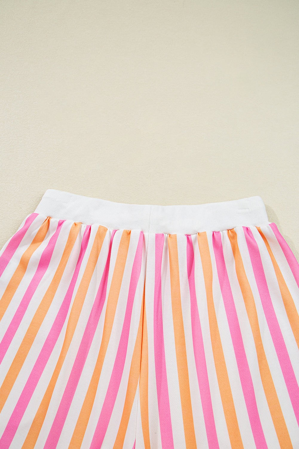 Conjunto casual de camiseta y shorts sueltos de manga media con hombros caídos y rayas rosas