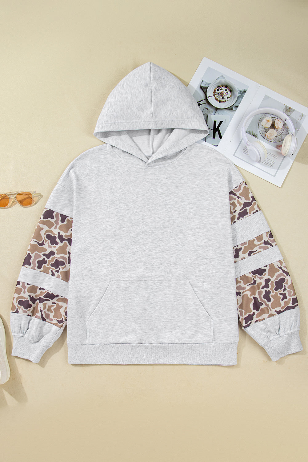 Sudadera con capucha de talla grande con manga asimétrica y retales de camuflaje gris claro