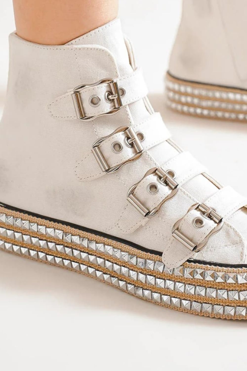 Zapatillas de Plataforma con Tachuelas y Correas de Hebillas Múltiples Beast Fashion