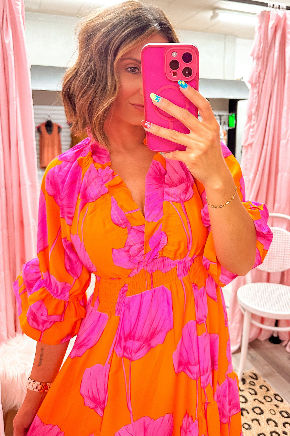 Vestido largo con estampado floral naranja, volantes, nido de abeja y cuello de pico con manga 3/4
