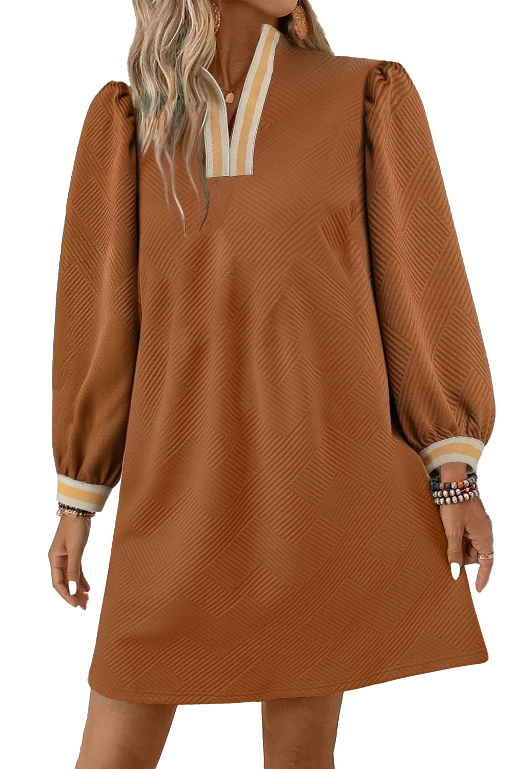 Minivestido de manga larga con cuello dividido, rayas en contraste y textura de castaño