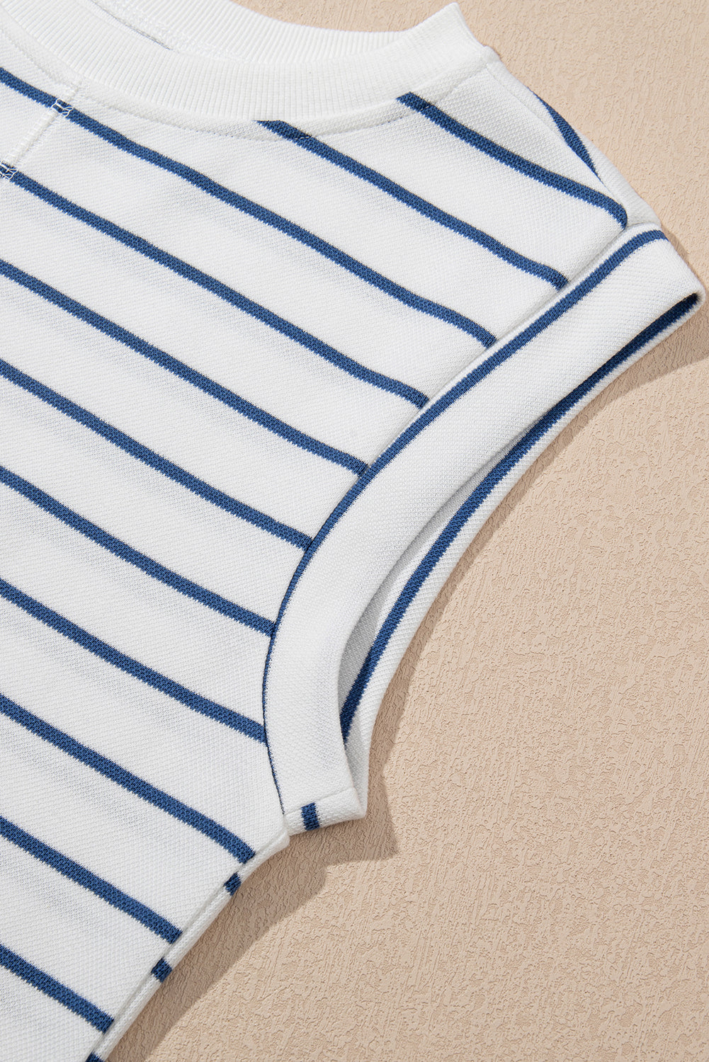 Conjunto de camiseta a rayas informal azul marino y pantalones anchos