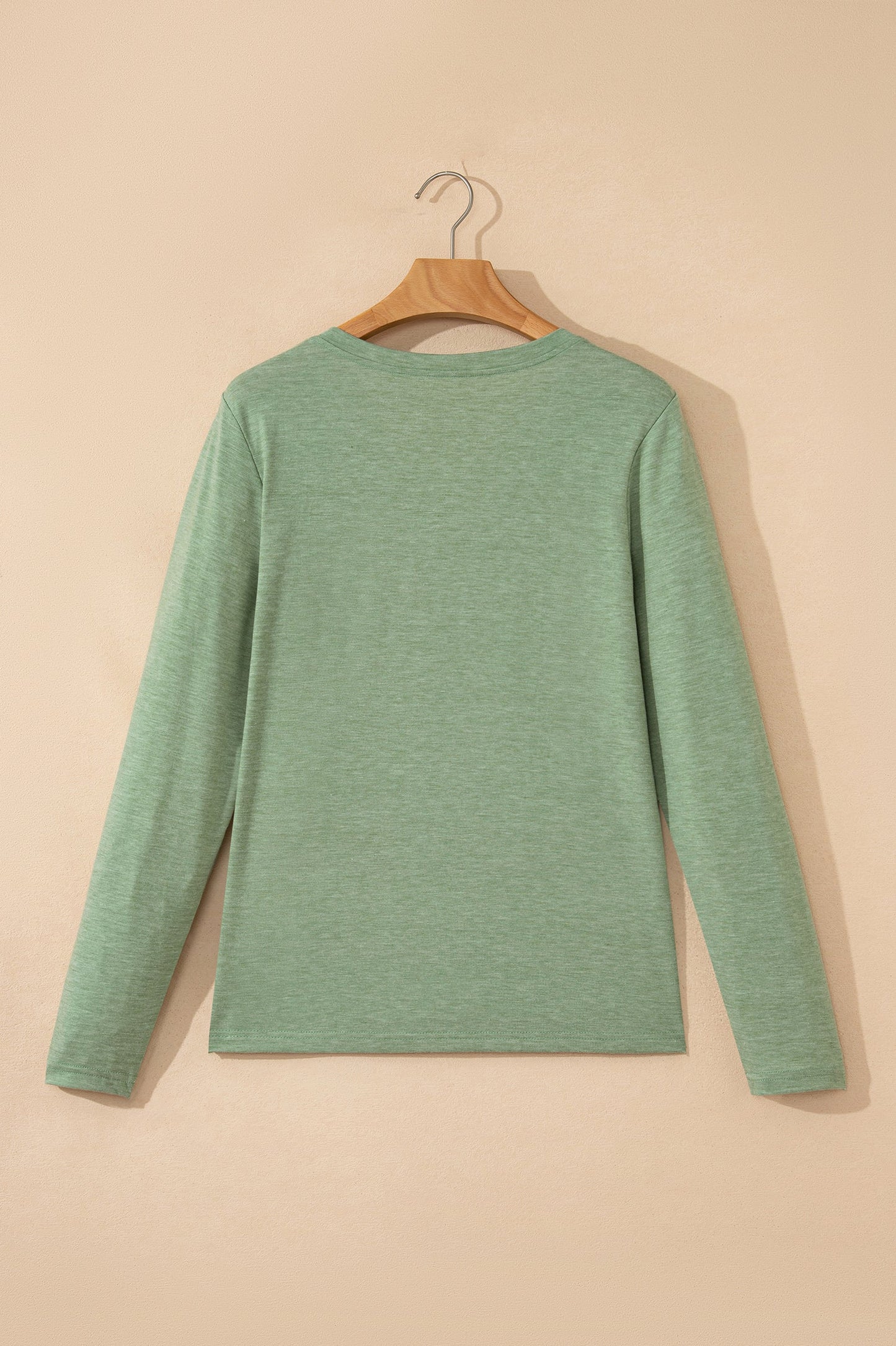 Top elástico de manga larga con cuello de pico y color verde hierba sólido