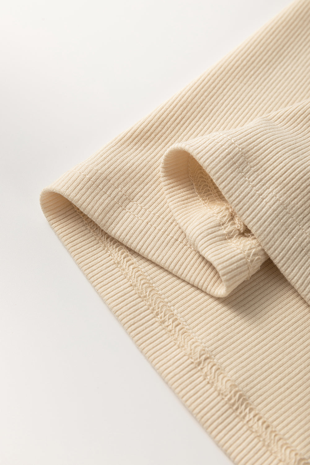 Top entallado de manga larga con cuello alto y retales de encaje floral beige