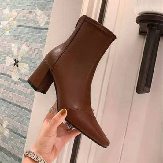 Botas ajustadas de piel suave con cremallera trasera y forro de terciopelo — Tacones elegantes