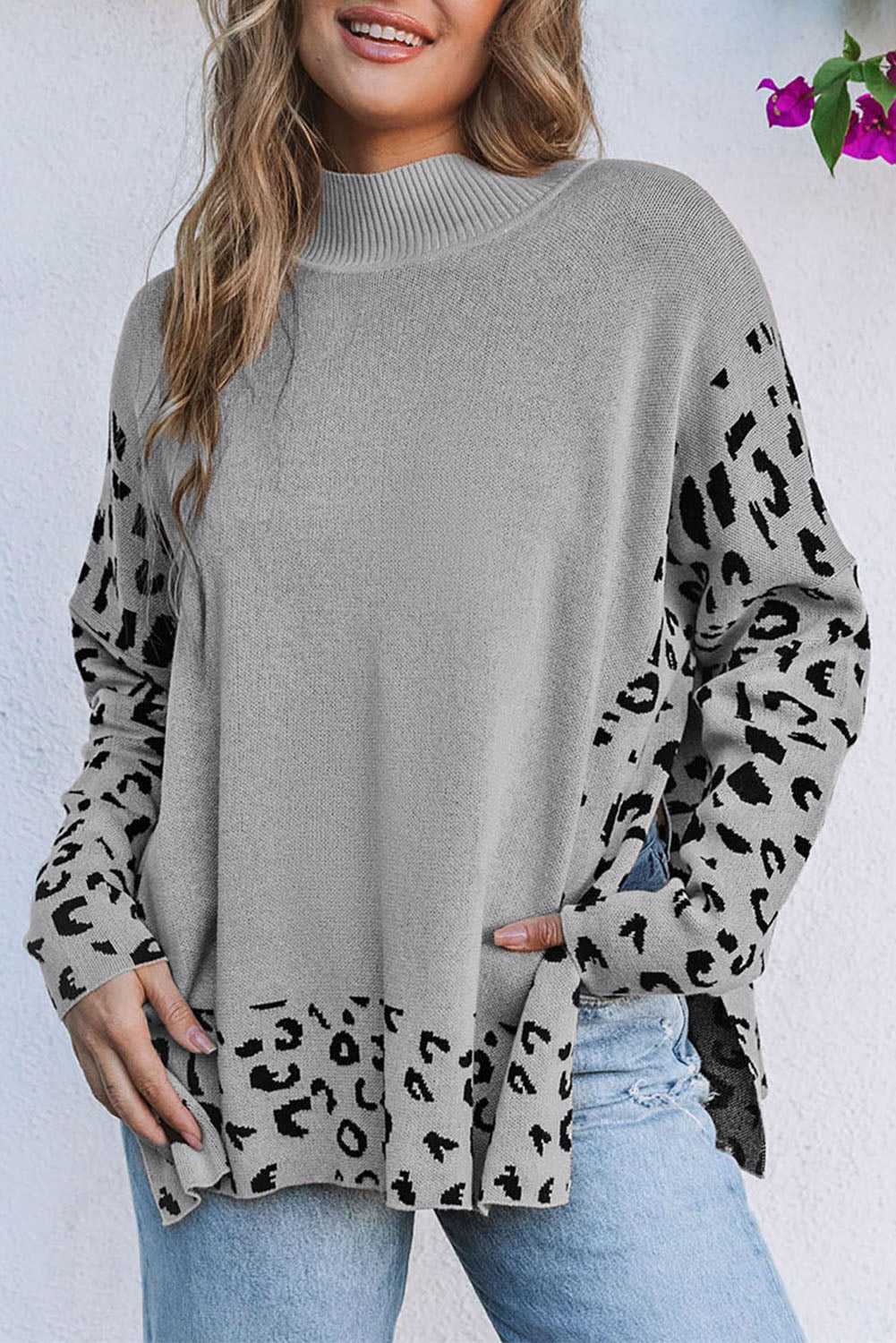 Suéter oversized de cuello alto gris con abertura lateral y estampado de leopardo