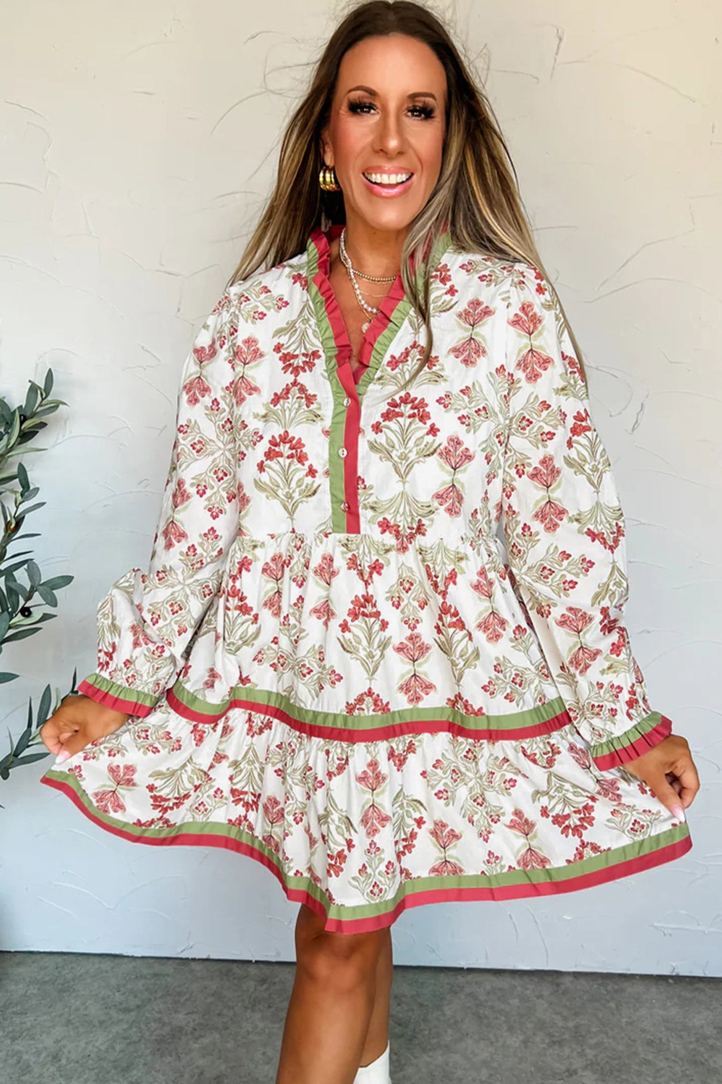 Vestido acampanado de manga larga con cuello con volantes y ribete en contraste con estampado floral rosa