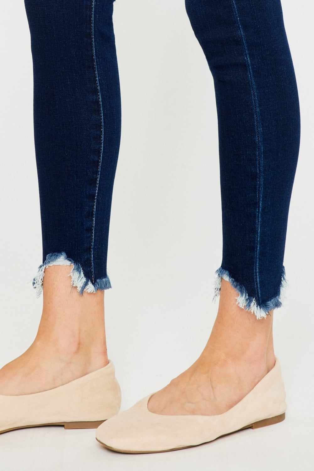 Jeans ajustados Kancan de tiro alto con dobladillo deshilachado hasta el tobillo, talla completa