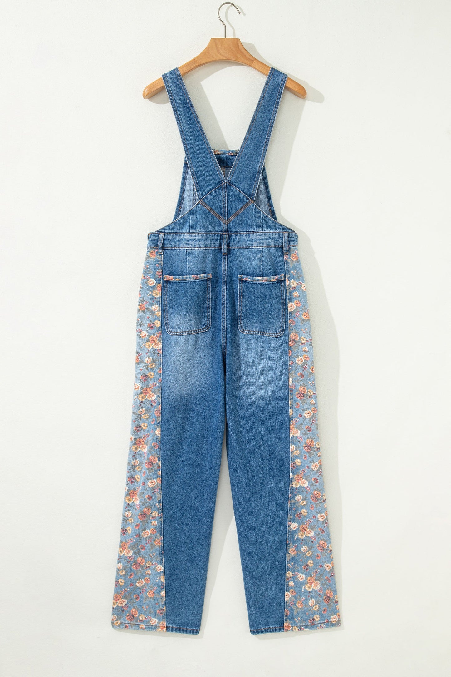 Overol de mezclilla con peto y estampado floral de retazos color azul pavo real de pierna ancha