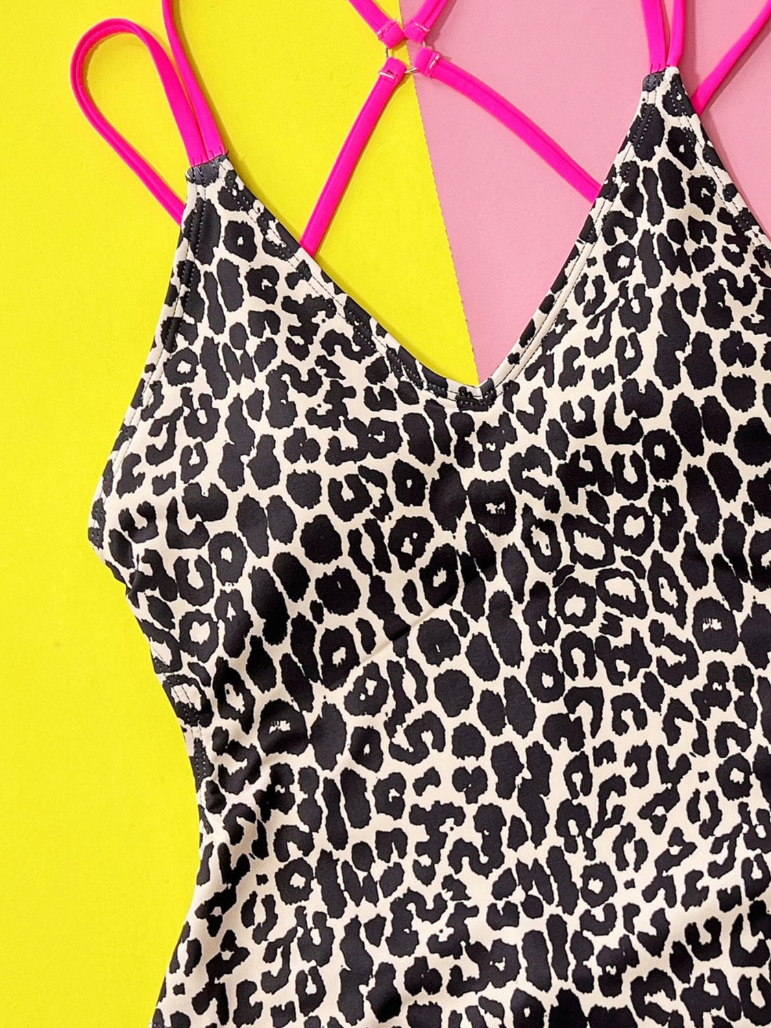 Traje de baño de una pieza con tirantes finos y estampado de leopardo
