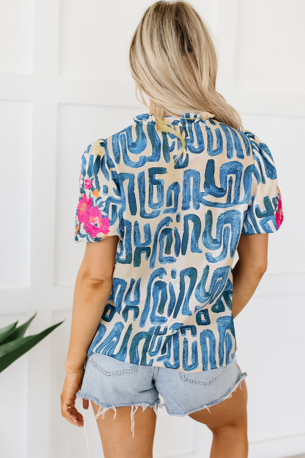 Top estampado beige con bordados, mangas abullonadas y cuello con volantes