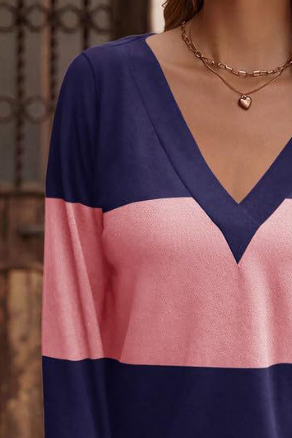 Camiseta de Manga Larga con Cuello de Pico en Contraste y Botones Decorativos