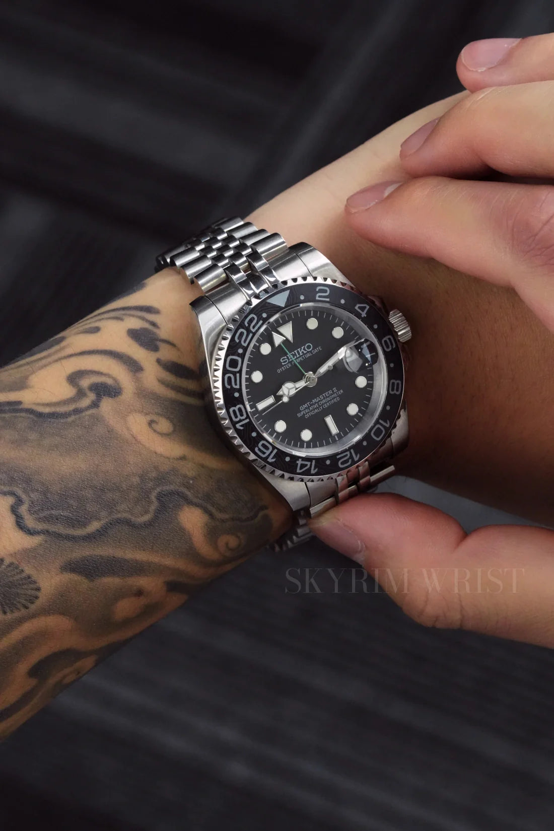 Modificación GMT-Master II Bruce Wayne-Bisel de fibra de carbono