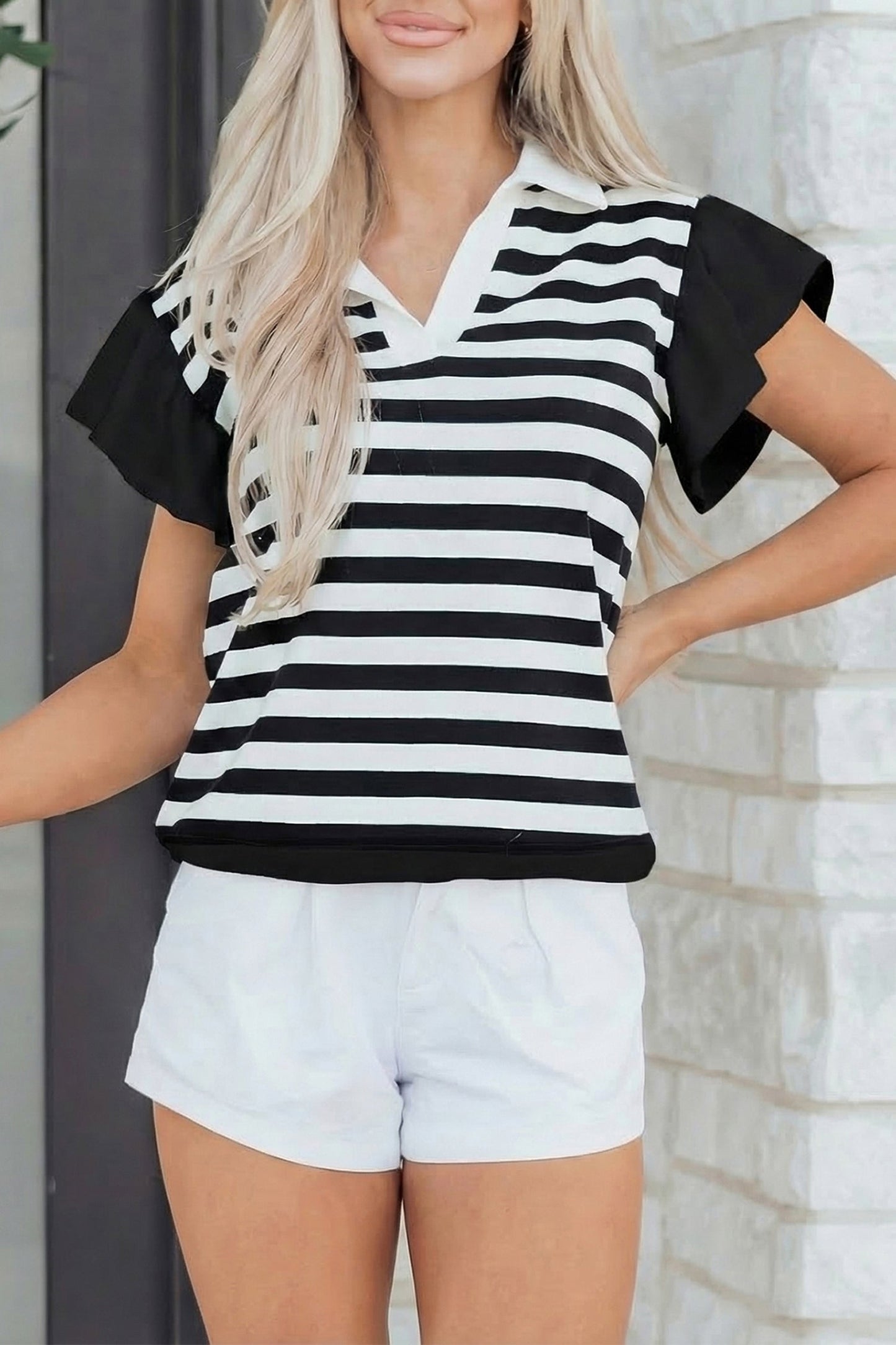 Blusa rosa a rayas con cuello en V y manga corta con volantes