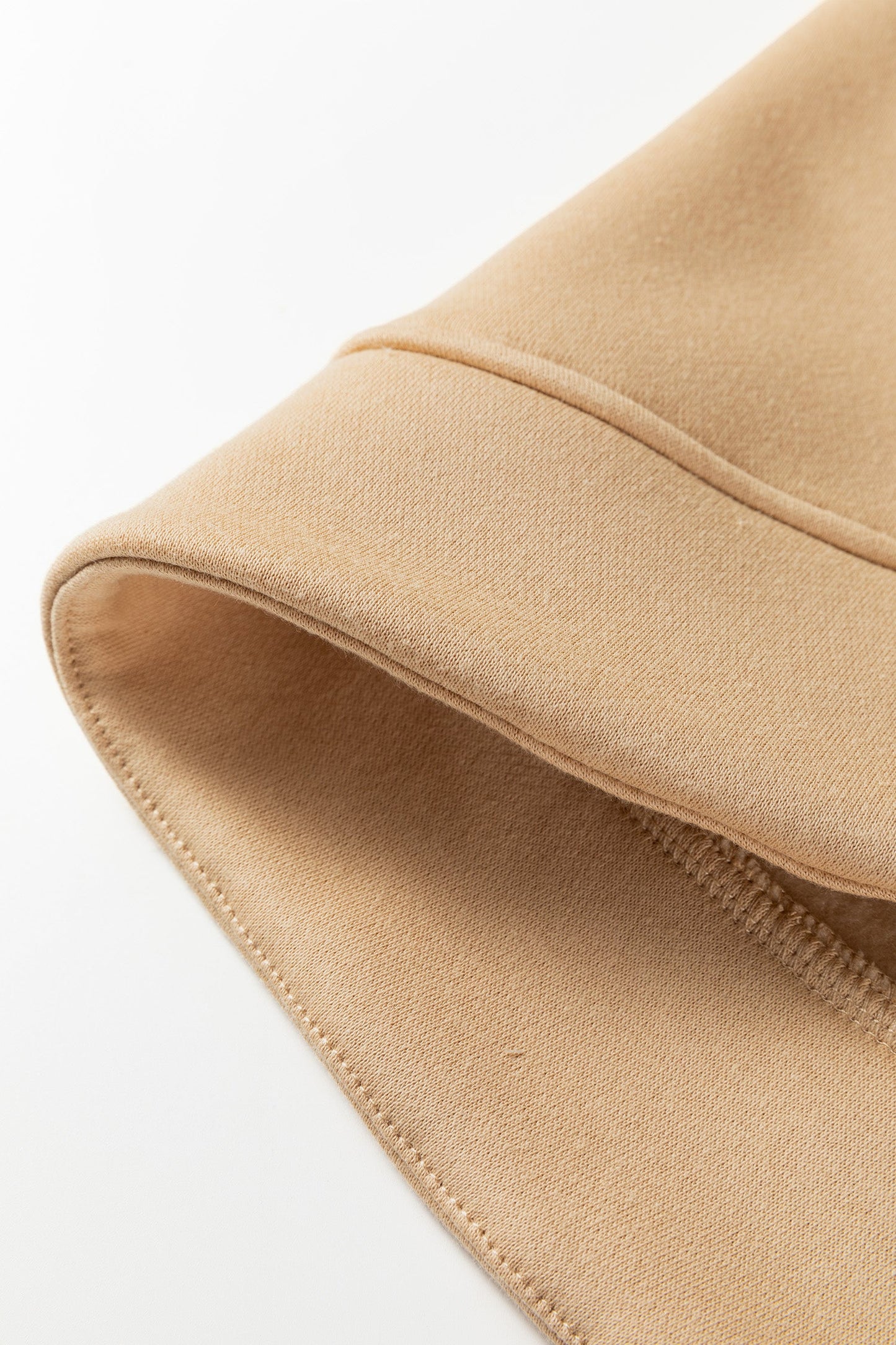 Sudadera con cuello de pico, detalles de ojales y color beige francés claro