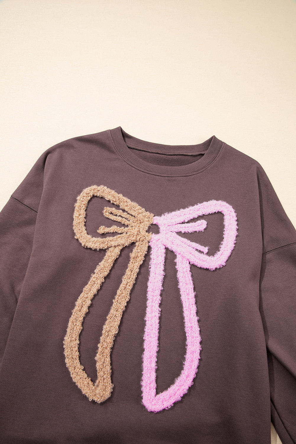 Sudadera con hombros caídos de rizo y patrón de lazo color caqui oscuro