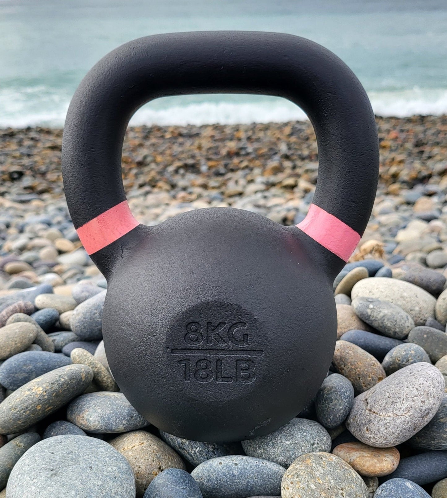 Pesa rusa de hierro fundido de 8 kg (18 lb) con recubrimiento de polvo – Negro | SoCal Kettlebellz