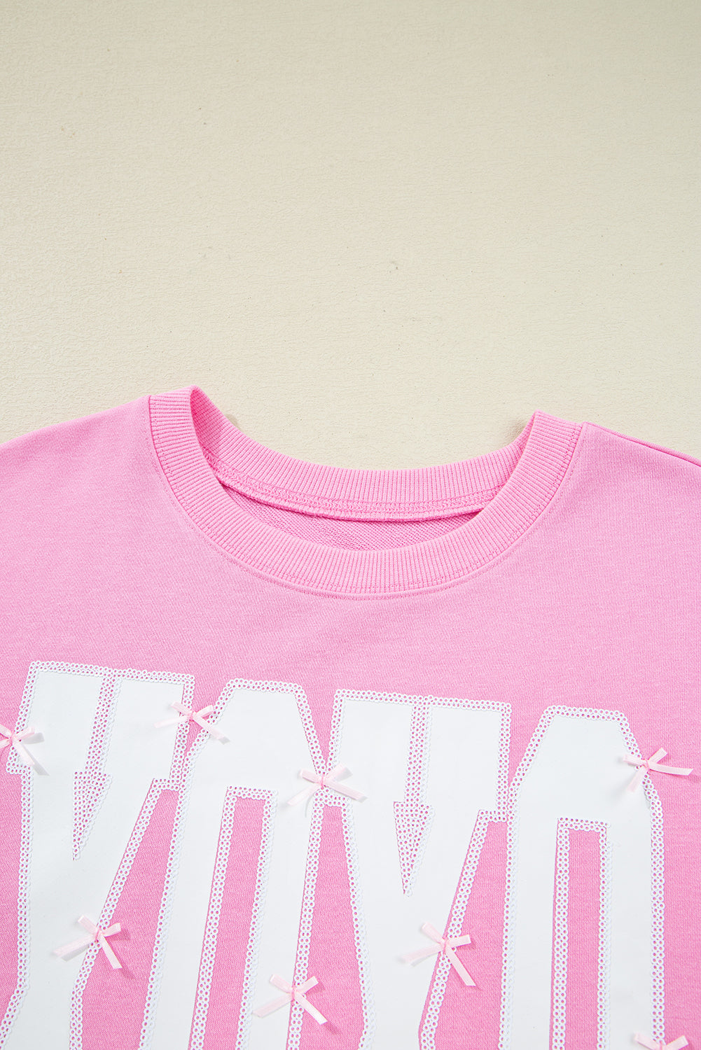 Sudadera holgada con lentejuelas de lazo rosa, gráfico de letras XOXO y costuras expuestas