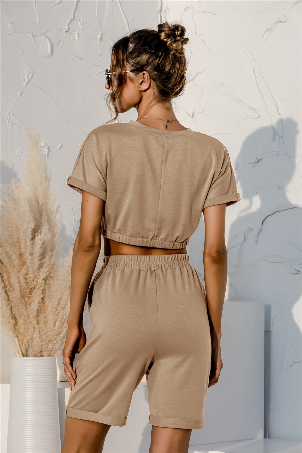 Conjunto de top corto de manga corta y shorts con cordón para estar en casa
