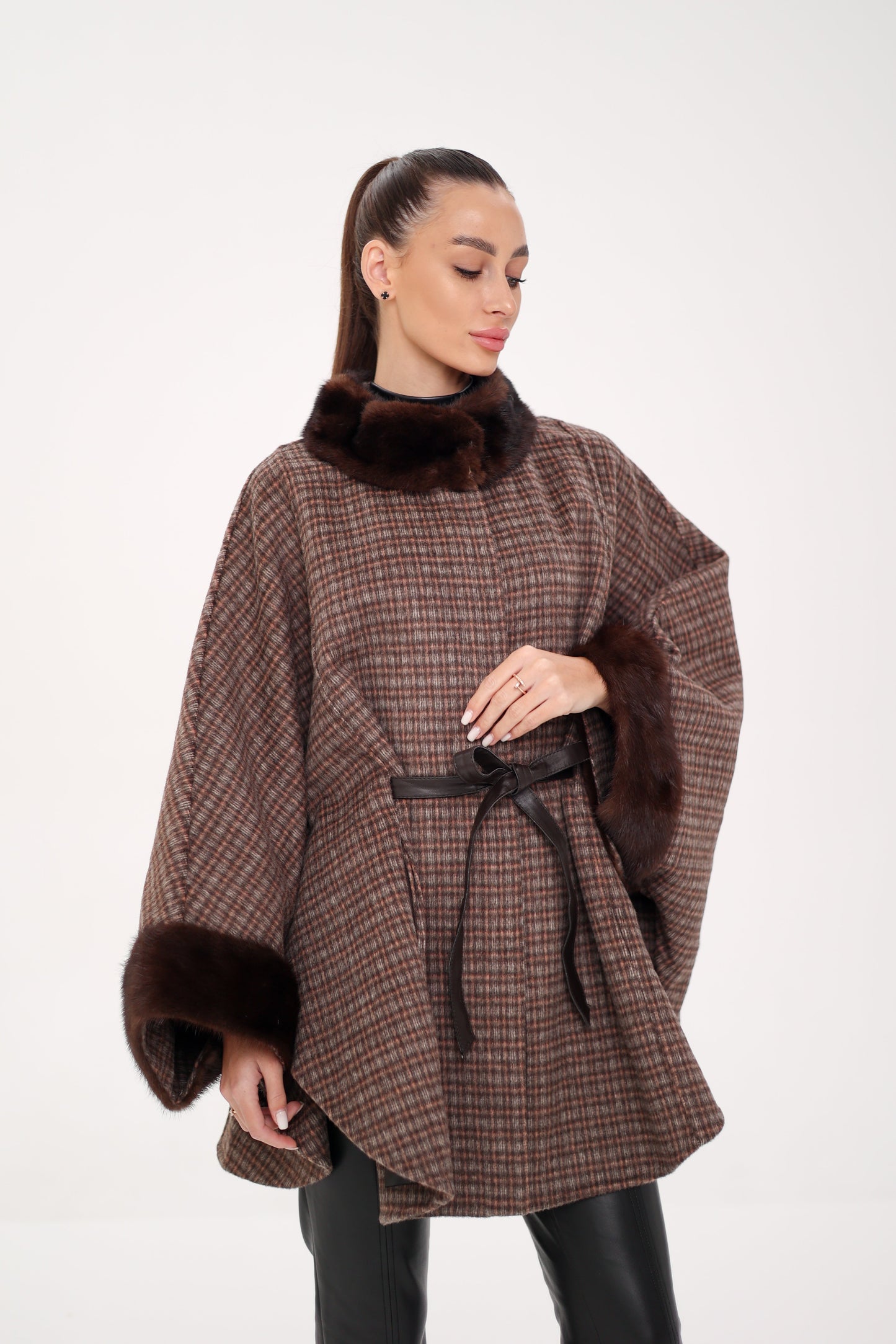 Poncho de lana de doble cara con piel de visón escandinavo auténtico