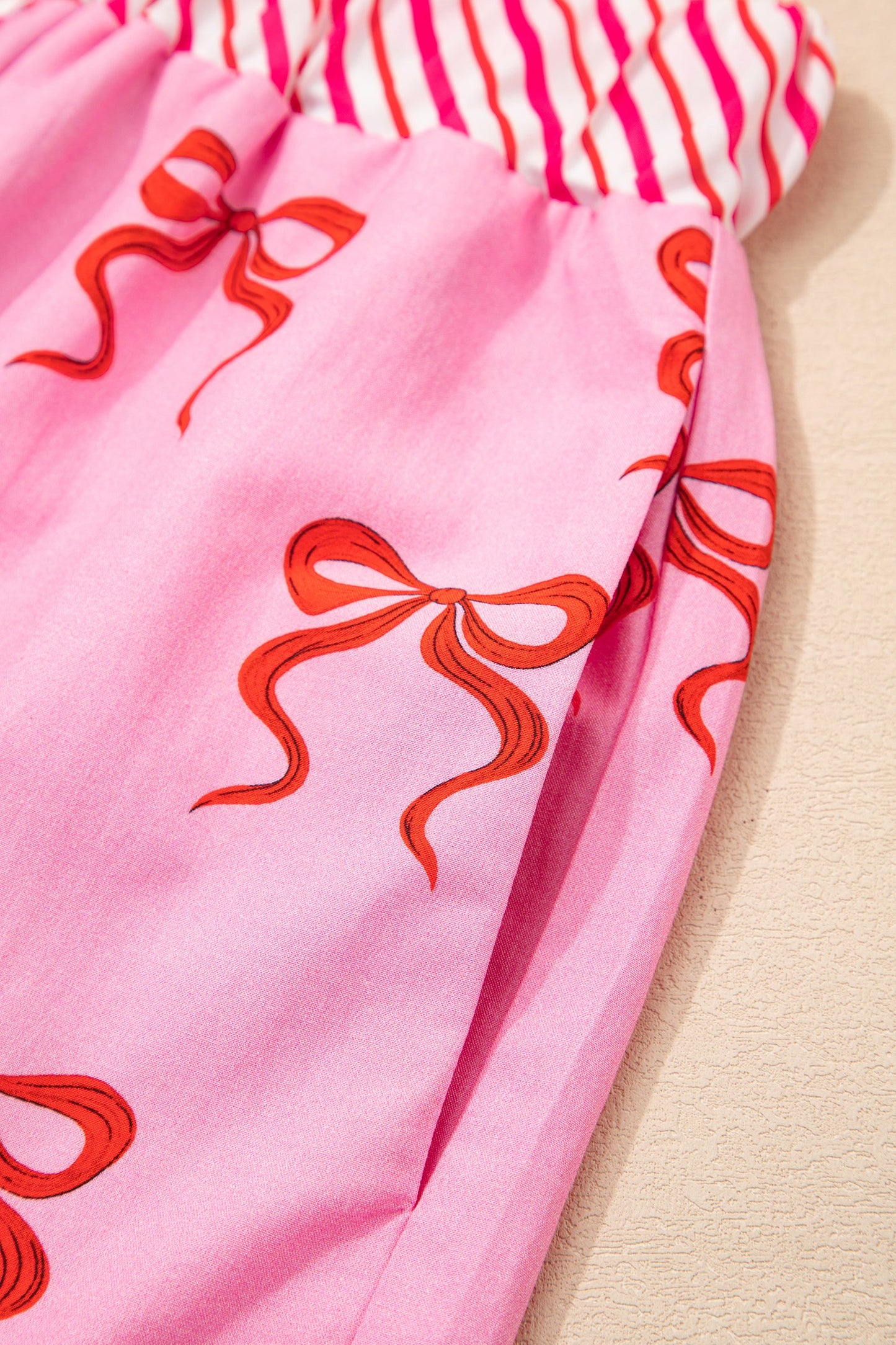 Pantalón Corto Suelto con Estampado de Lazo Rosa, Retazos Rayados, Cintura Elástica y Ribete de Encaje