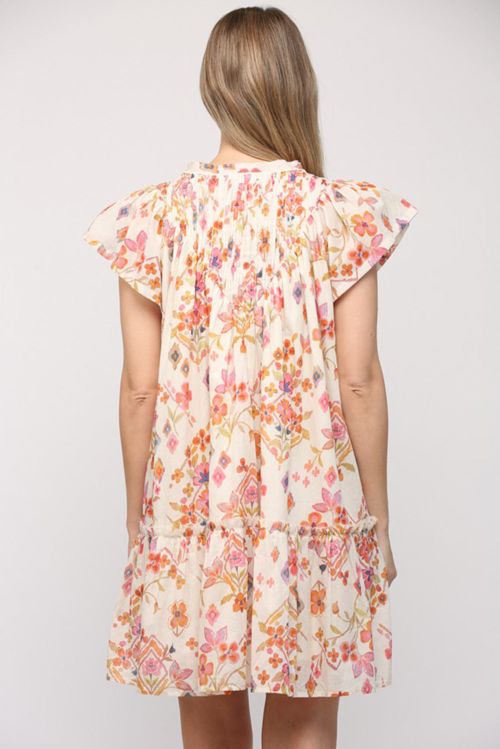 Minivestido con estampado floral geométrico color albaricoque, ribete con volantes y mangas con volantes