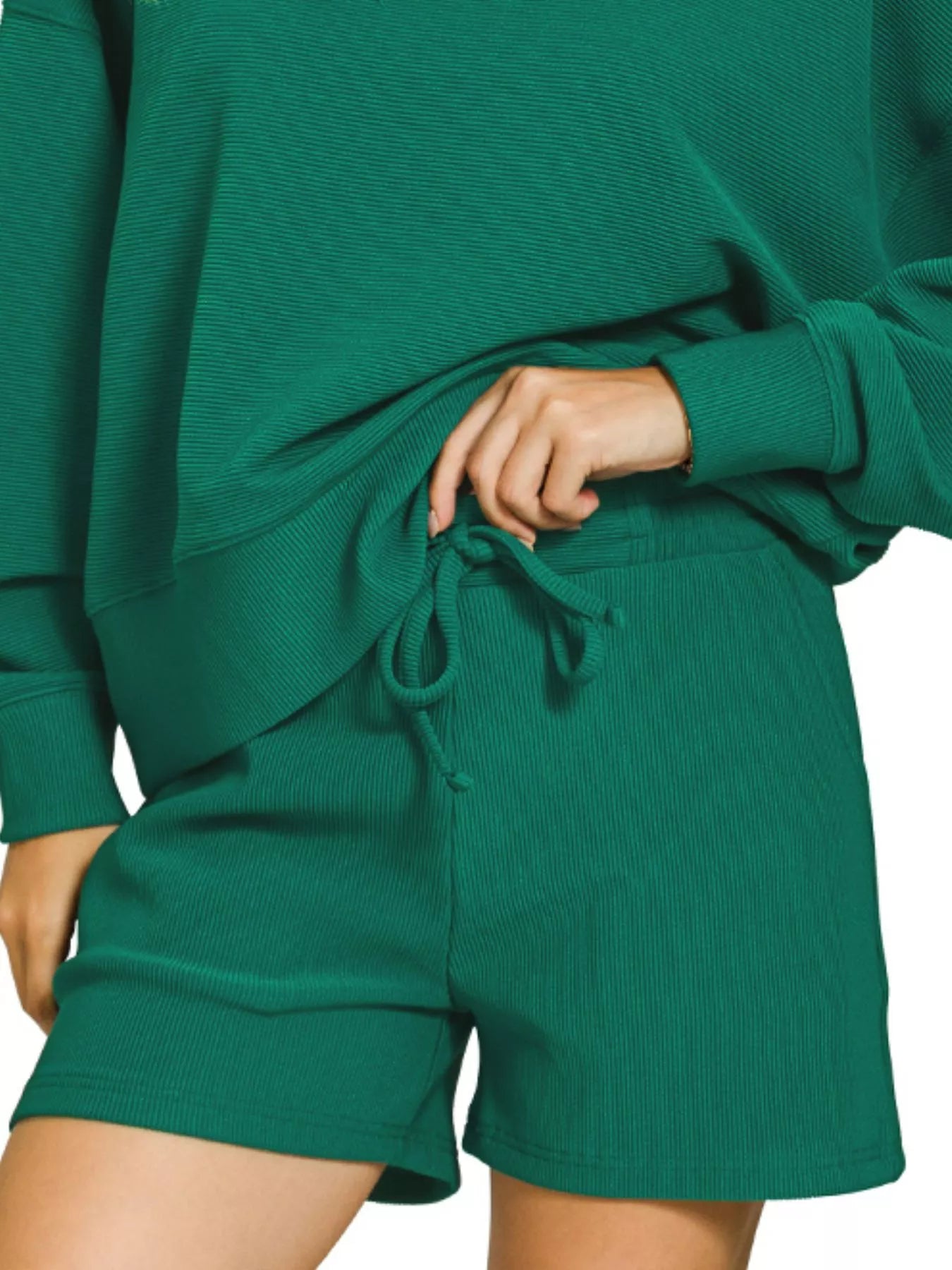 Conjunto de jersey de canalé con cuello redondo y shorts Zenana en verde