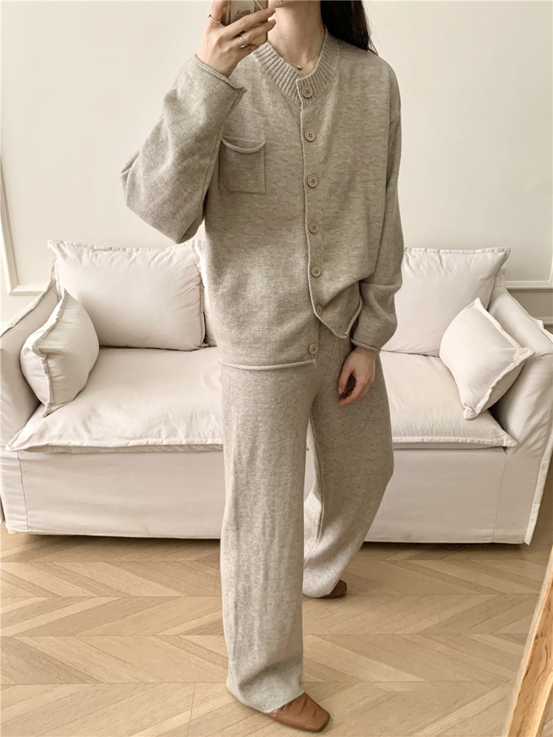 Conjunto de cárdigan con cuello redondo y botones, y pantalón