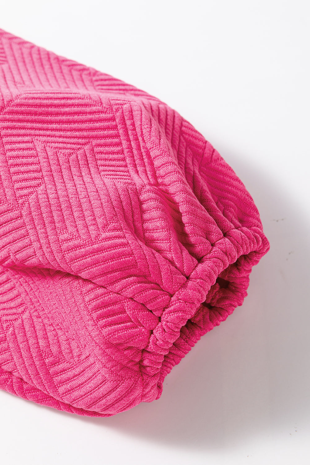 Conjunto de top y pantalón texturizado rosa rojo con mangas abullonadas