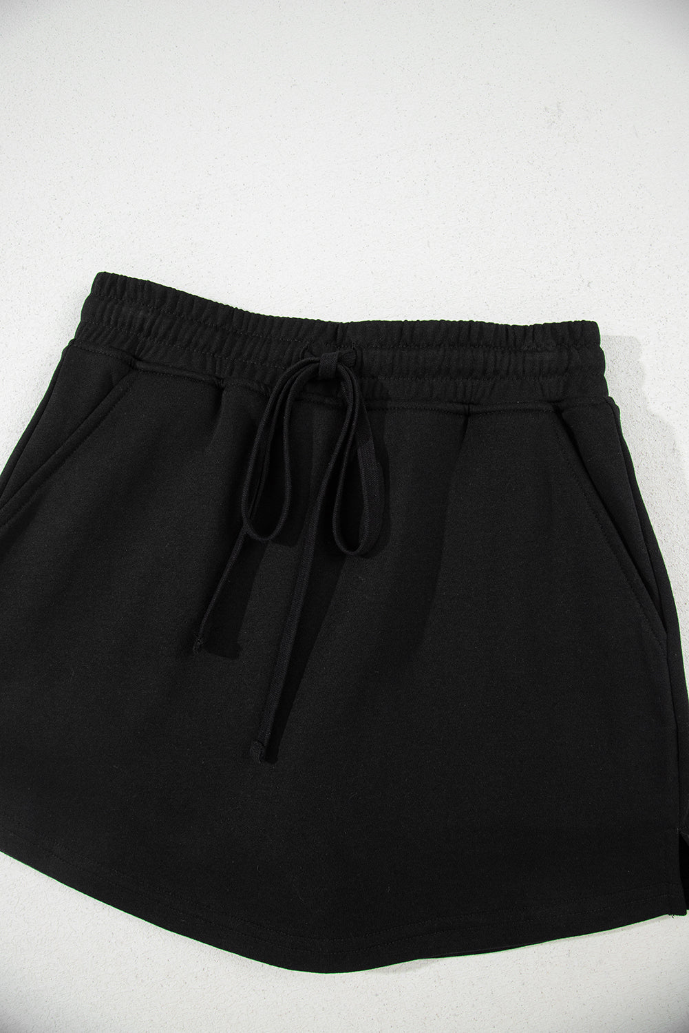 Minifalda pantalón de felpa francesa negra con cordón y bolsillos