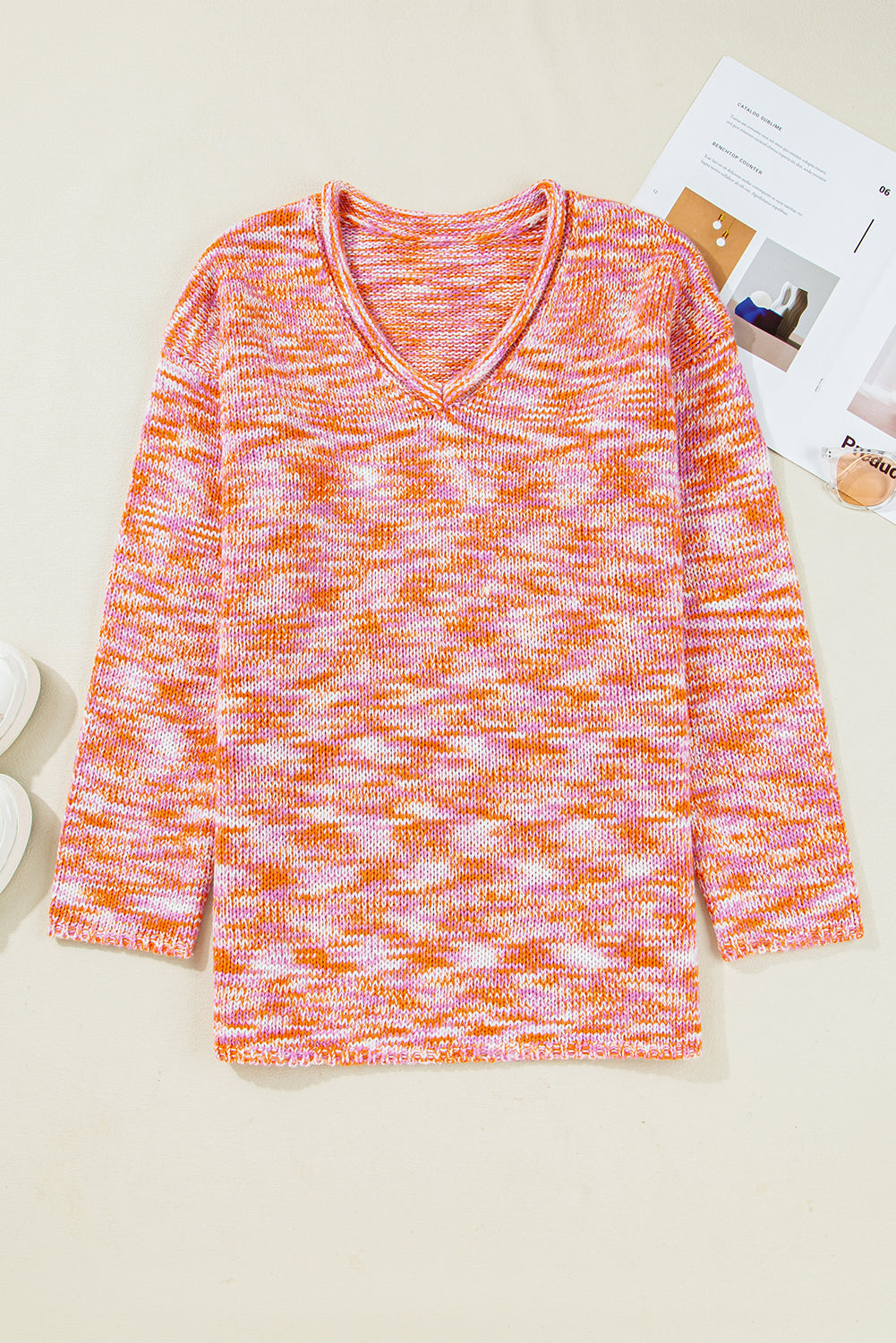 Suéter extragrande con cuello de pico y hombros caídos con estampado abstracto vibrante naranja