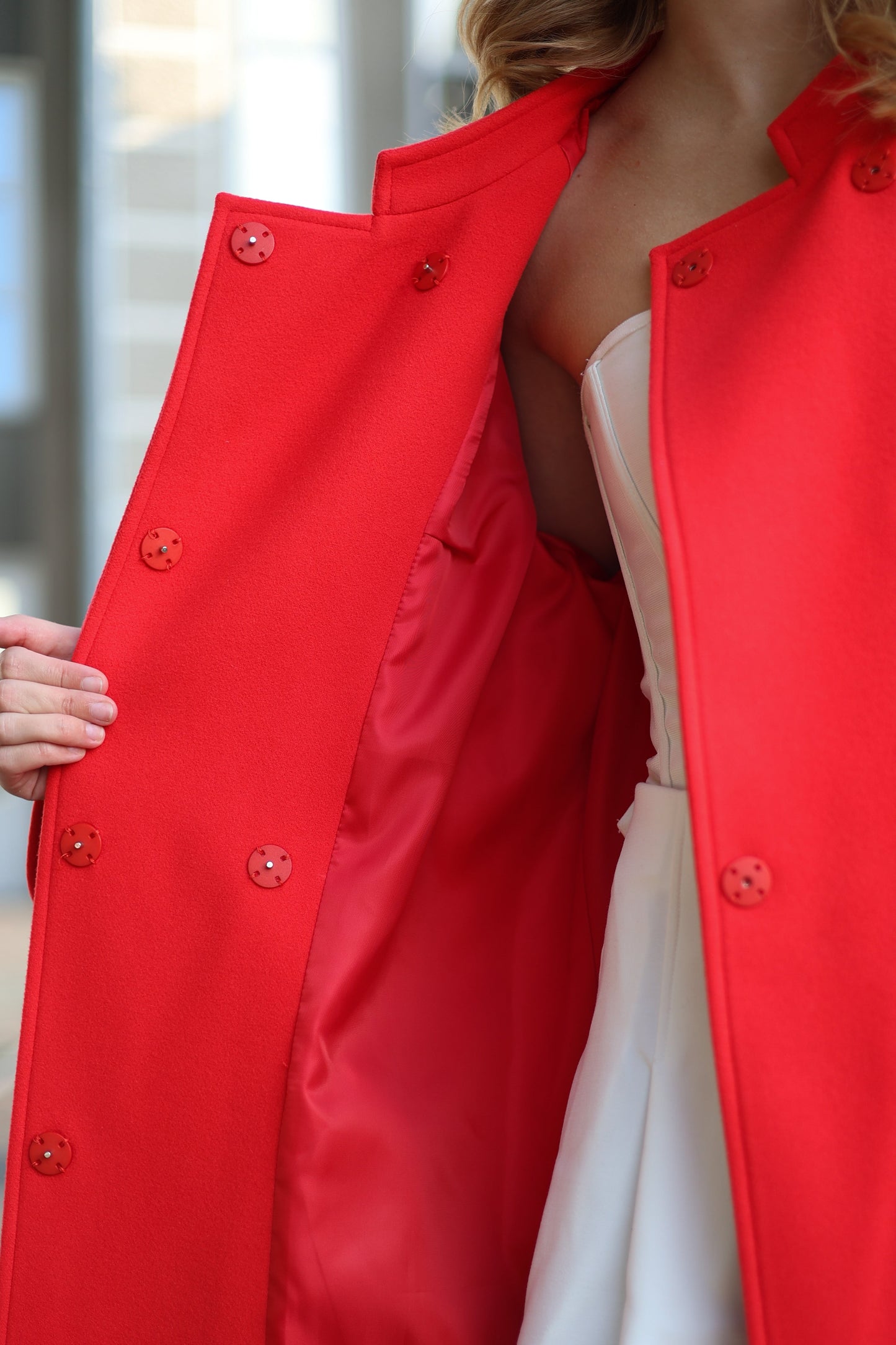 Abrigo de mezcla de lana con cuello mao en rojo