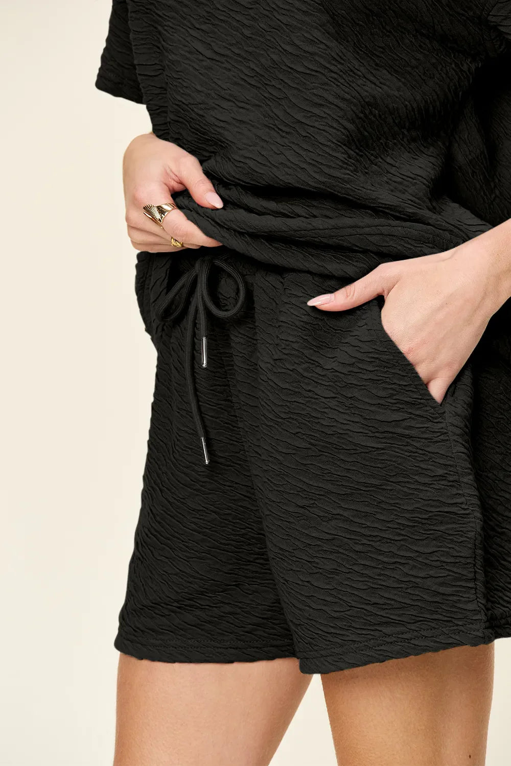 Conjunto de camiseta de manga corta con textura y pantalones cortos con cordón Double Take, talla grande
