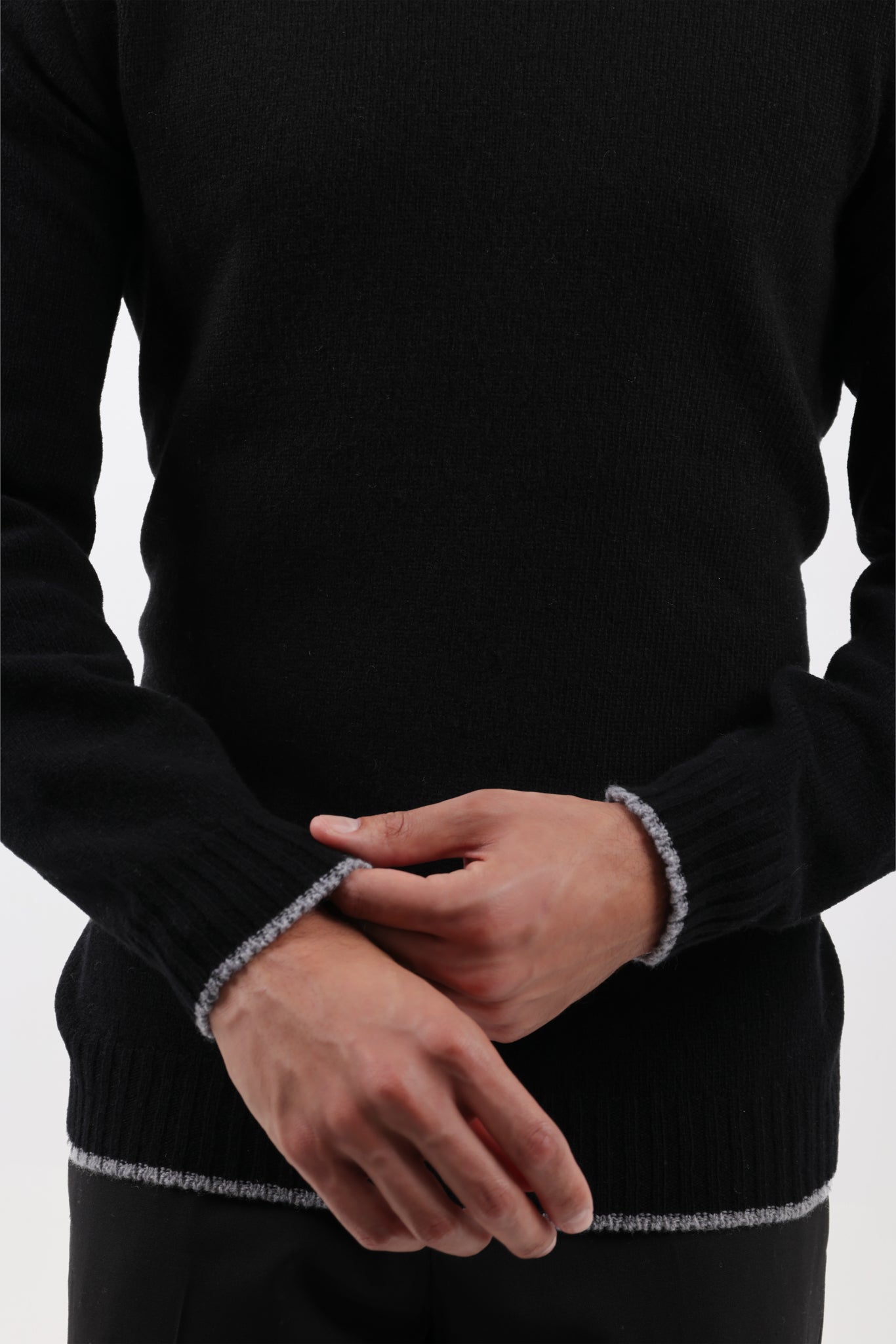 Suéter de cuello redondo de cachemir en negro